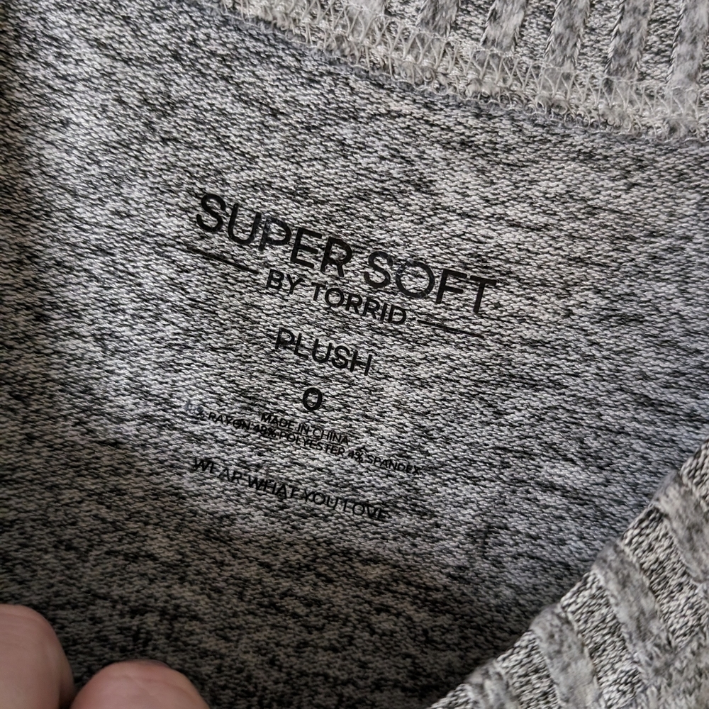 TORRIDSUPER SOFT PLUSH TOP  Size 0 V neck - Picture 6 of 7